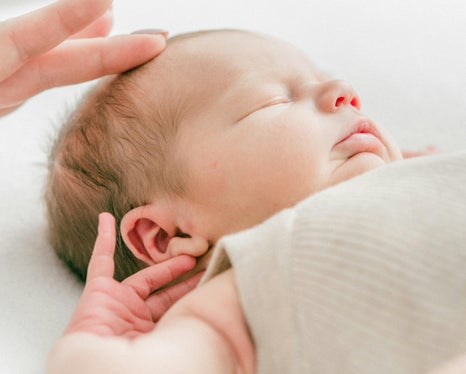 Il VRS è un virus che può causare pericolose infezioni respiratorie, soprattutto nei bambini di età inferiore ai due anni. In Alto Adige, grazie a una prevenzione mirata, le infezioni gravi da VRS nei bambini sono diminuite di oltre il 90% in una sola stagione invernale. Le prenotazioni per la profilassi per il 2025/2026 possono essere effettuate componendo il numero 100 100 con prefisso. (Foto: USP/Pexels. La foto può essere utilizzata solo in relazione a questo comunicato stampa).