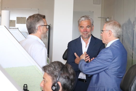 Il coordinatore della Centrale operativa, Paolo Berenzi (a sinistra), con il commissario del Governo, Vito Cusumano (a destra), e l'assessore provinciale Arnold Schuler nella centrale (Foto: ASP/Maja Clara)