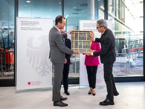 Augurando buon lavoro a tutti i dipendenti, il presidente di WaltherPark S.p.A Thibault Chavanat ha consegnato un presente al presidente Kompatscher e ai due assessori Bianchi e Ahmof. Il presidente ha ricevuto un'opera del fotografo Peter Unterthurner (Foto:USP/Fabio Brucculeri).