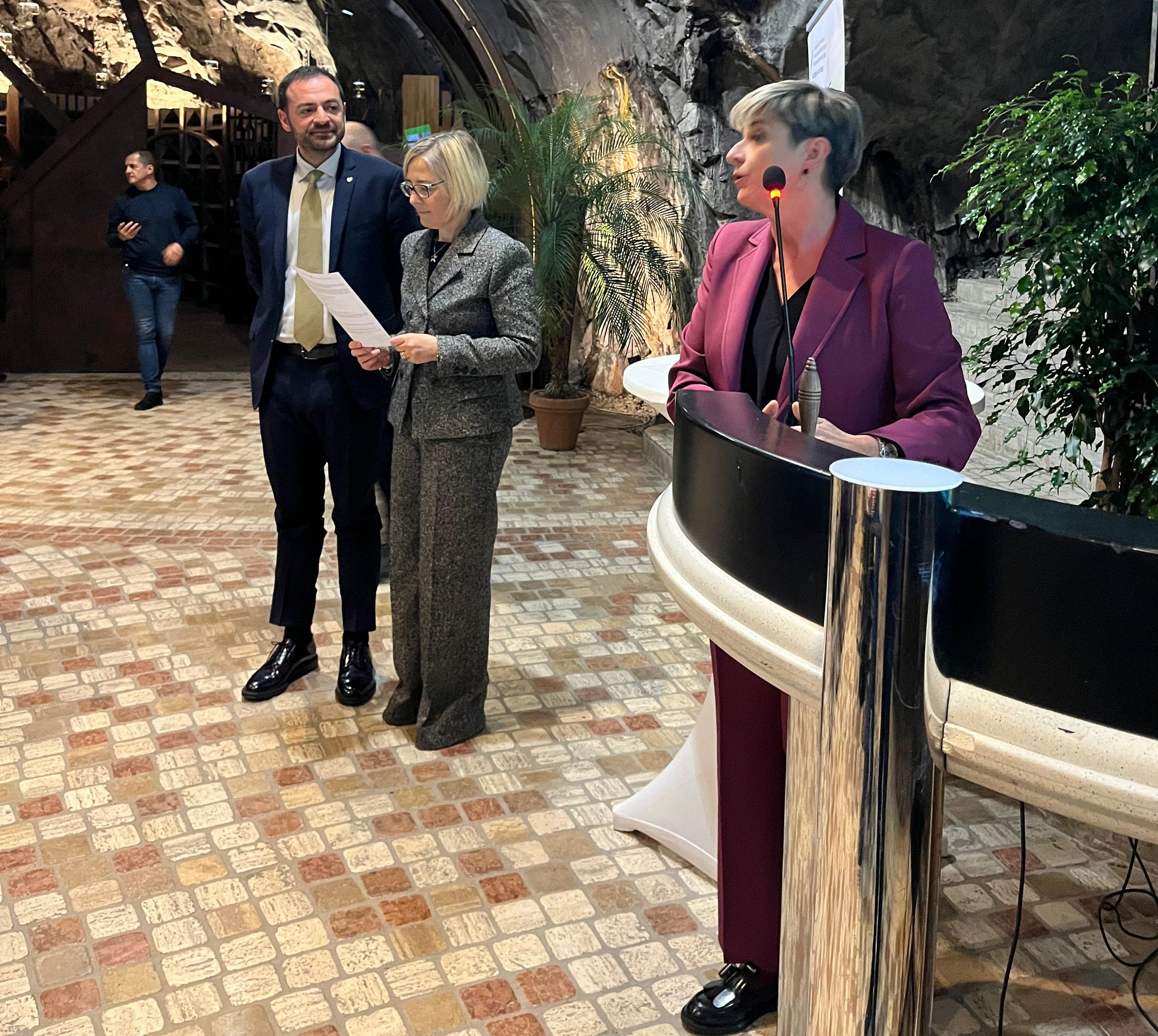 Un momento della cerimonia di premiazione tenutasi alla cantina Felsenkeller di Laimburg. Nella foto (da sinistra) il vicepresidente Marco Galateo, la dirigente della Scuola professionale provinciale per la frutti-viticoltura e giardinaggio in lingua italiana Diana Palumbo e la direttrice della scuola Ritz di Merano, Coretta Ceretta. (Foto: USP/Scuola professionale provinciale per la frutti-viticoltura e giardinaggio in lingua italiana)