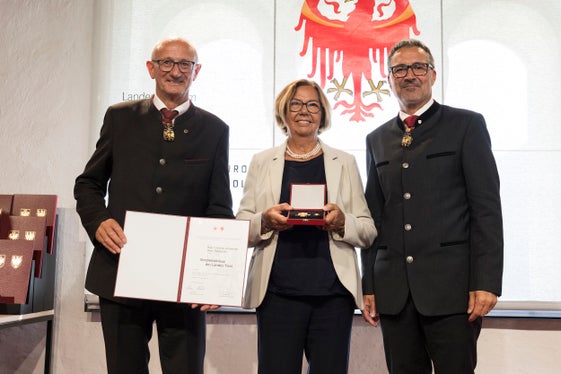 I presidenti Anton Mattle (a sinistra) e Arno Kompatscher hanno premiato Haidrun Achammer vedova Kasslatter di Vipiteno per il suo impegno nella politica comunale, in particolare nella promozione delle pari opportunità. (Foto: Land Tirol/Die Fotografen)