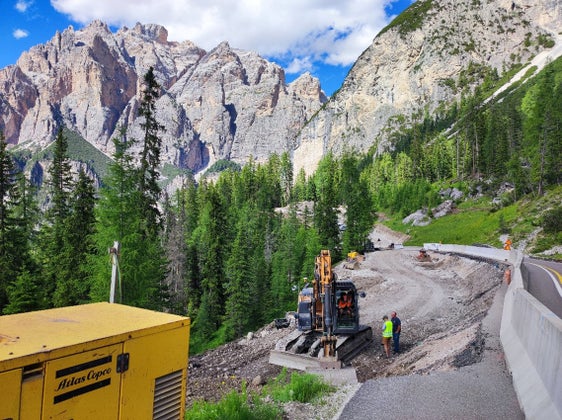 Die Arbeiten für das zweite Baulos zur Sicherung der Landesstraße auf den Valparola-Pass laufen auf Hochtouren. (Foto: LPA/Landesabteilung Tiefbau) 