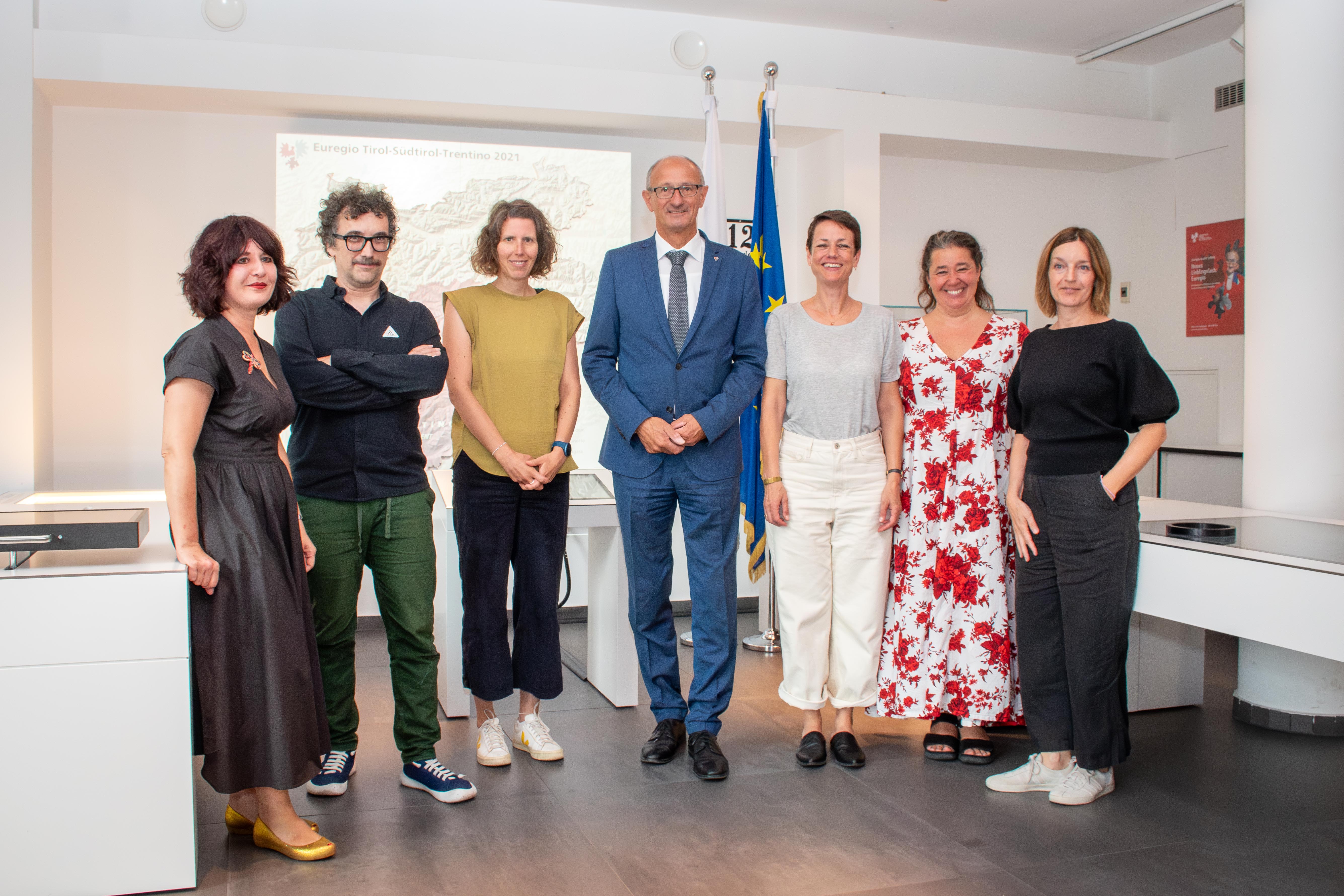 Il 2 agosto 2023 si è svolta una riunione di coordinamento dei partner presso l'Ufficio informazioni e coordinamento dell'Euregio a Innsbruck. Durante l'incontro è stata messa all'ordine del giorno la pianificazione dettagliata dell'attuazione del progetto. Il capitano del Tirolo, Anton Mattle (al centro) con i partner del progetto nella foto da sinistra: Laura Manfredi (Tiroler Landesmuseum), Carlo Tamanini (MART), Heidi Kurz (Rath & Winkler), Brita Köhler (Museion Bolzano), Thea Unteregger (Rath & Winkler) e Katharina Walter (Tiroler Landesmuseum) (Foto: Land Tirol/Sidon)