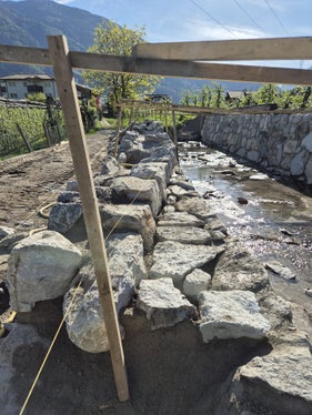 Proseguono i lavori di stabilizzazione del torrente Mühl a Quarazze: l'immagine mostra il puntellamento già completato, in vista del proseguimento dei lavori. (Foto: USP/Ufficio sistemazione bacini montani ovest/Martin Eschgfäller)