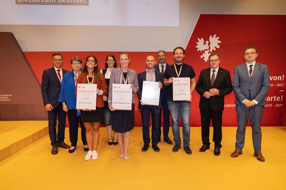 Gewinner  des Euregio-JungforscherInnenpreises (v.l.): Josef Margreiter (Geschäftsführer Tirol Holding), Juryvorsitzende Ulrike Tappeiner (Freie Universität Bozen), Valentina Lazazzara (3. Platz), Barbara Thaler (Vize-Präsidentin Wirtschaftskammer Tirol), Helena Fornwagner (1. Platz), Matteo Giacomo Prina (2. Platz), LH Kompatscher, Luca Matteo Martini (ebenfalls 3. Platz), Euregio-Präsident LH Platter und LH Fugatti. (Foto: Land Tirol/Sedlak)