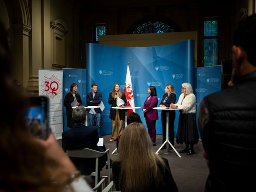 Le studentesse e lo studente che hanno ricevuto il premio Menapace (nella foto da sinistra) Sophie Polig, Niccolò Truzzi e Nora Piders con Sabine Giunta, presidente della commissione di valutazione, Ulrike Oberhammer, presidente della Commissione provinciale per le pari opportunità e Nadia Mazzardis, vicepresidente della Commissione provinciale per le pari opportunità. (Foto: USP/Fabio Brucculeri)