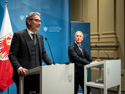 Il presidente della Provincia Arno Kompatscher (a sinistra) ha presentato il bilancio di previsione nella conferenza stampa che il 30 ottobre ha fatto seguito alla seduta della Giunta provinciale, alla quale ha partecipato anche l'assessore Peter Brunner. (Foto: USP/Fabio Brucculeri)