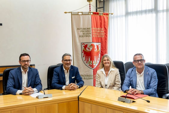 Sie einigten sich auf den Konzessionsvertrag (von links): Landesrat Marco Galateo, Landeshauptmann Arno Kompatscher, Direktorin und Vorstandsmitglied der Stahlwerke Valbruna Antonella Amenduni Gresele und Landesrat Christian Bianchi. (Foto: LPA)
