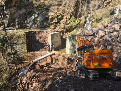 Im Unterlauf des Cuggalbaches in der Gemeinde Altrei errichten die Bauarbeiter des Landesamtes für Wildbach- und Lawinenverbauung Süd derzeit eine neue Brücke in Stahlbeton. (Foto: LPA/Landesamt für Wildbach- und Lawinenverbauung Süd in der Agentur für Bevölkerungsschutz)