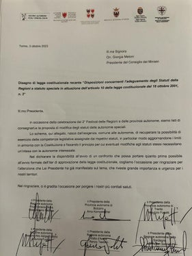 La lettera accompagnatoria del disegno di legge costituzionale per l'adeguamento degli Statuti di autonomia, firmata da tutti i presidenti delle Speciali, che il presidente della Provincia autonoma di Bolzano ha consegnato oggi a Torino nelle mani della presidente del Consiglio dei ministri. (Foto: ASP)