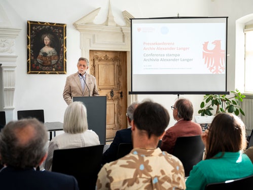 Auch die Familie von Alexander Langer, im Bild sein Bruder Martin, wohnten der Veranstaltung bei. (Foto: LPA/Fabio Brucculeri)
