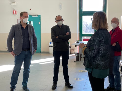 Bessone (sx) durante il sopralluogo al G. Galilei di Bolzano. (Foto: ASP/Anna Pitarelli)