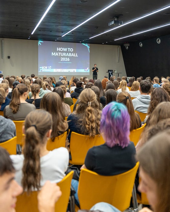 Wie lässt sich ein Maturaball sicher und erfolgreich organisieren? Antworten auf Fragen zu Haftung, Sicherheit, Finanzen, Musikrechten und Marketing erhielten am Freitag, 9. Oktober, mehr als 200 Schülerinnen und Schüler bei der zweiten Auflage von "How to Maturaball" im NOI Techpark in Bozen. (Foto: LPA/Landesamt für Jugendarbeit)