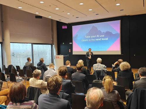 Alessio Meloni della società di consulenza Gartner ha illustrato all'Eurac le ultime tendenze e i 10 principali sviluppi tecnologici nel campo dell'intelligenza artificiale. (Foto: USP/Ursula Pirchstaller). 