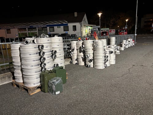 I tubi e i raccordi acquistati dalla Ripartizione Servizio Forestale sono stati consegnati il 4 novembre dall’assessore provinciale alle foreste Luis Walcher ai corpi dei vigili del fuoco volontari della Bassa Val Venosta (Foto: USP/Dipartimento Agricoltura, Foreste e Turismo/Sabine Pitscheider)