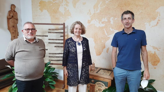 L’Intendënta Edith Ploner cun le Surastant che lascia Claudio Valentini (man ciampa) y le Surastant che mët man Federico Corradini (man dërta) Foto: USP/Intendënza ladina