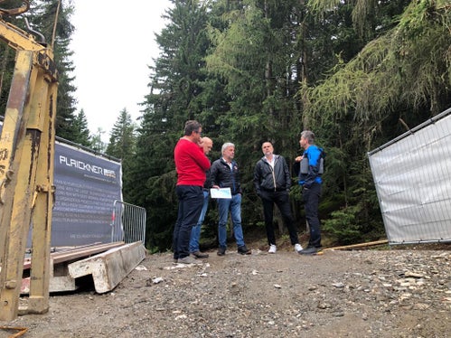 Landesrat Schuler (Mitte) beim Funkumsetzer Ratsberg in der Gemeinde Toblach mit (v.l.) Gemeindereferent Christian Plitzner, Gottfried Rier von GKN Hydrogen, Bürgermeister Martin Rienzner, Roland Fasolo vom Landesamt für Zivilschutz (Foto: LPA/Peter Möltner)