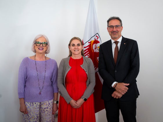 Ieri (venerdì 7 giugno), il presidente della Provincia Arno Kompatscher ha ricevuto la presidente della Commissione per le pari opportunità per le donne, Ulrike Oberhammer (al centro), e la vicepresidente, Nadia Mazzardis (a sinistra). (Foto: ASP/Fabio Brucculeri)
