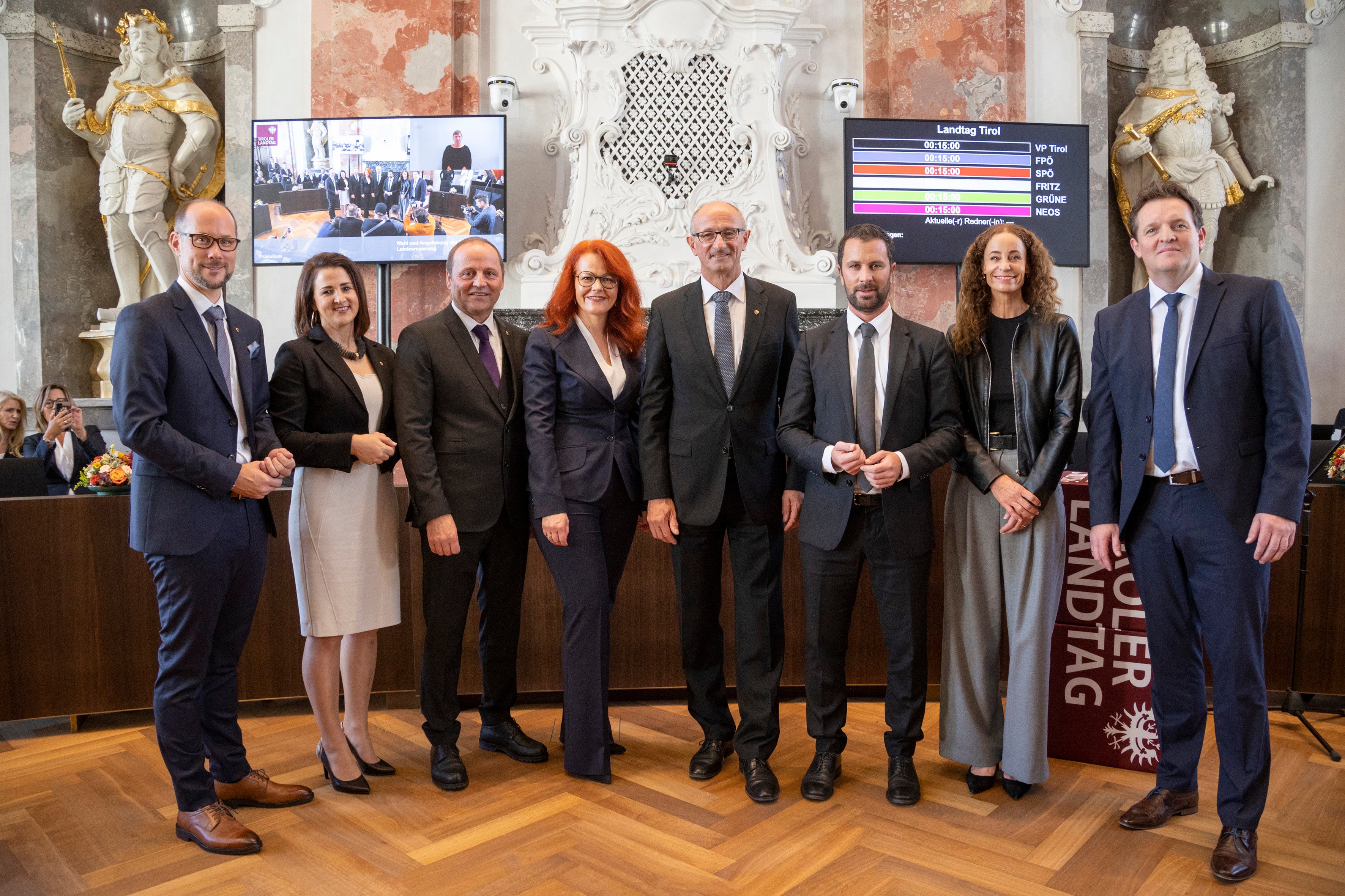 Il nuovo Governo del Land Tirolo guidato da Anton Mattle (nella foto il quinto da sinistra) ha prestato oggi giuramento a Innsbruck (Foto: Land Tirol/Die Fotografen)