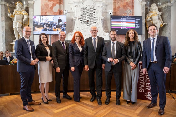 Die neu gebildete Landesregierung des Bundeslandes Tirol (Foto: Land Tirol/Die Fotografen)