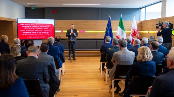 Il saluto del vicepresidente della Provincia, Marco Galateo, prima della relazione del viceministro Leo (Foto: ASP/Fabio Brucculeri)