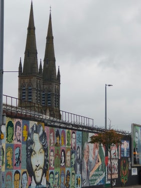  Una parte delle peaces lines a Belfast, il celebre muro che separa la capitale dell'Irlanda del Nord. (Foto: USP/Servizio giovani/Konrad Pamer) 