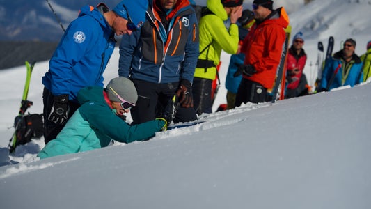 Praxisteil bei der Ausbildung: Untersuchung von Schneedecken, Erstellen und Interpretieren von Schneeprofilen sowie Auslösetests. (Foto: Land Tirol)