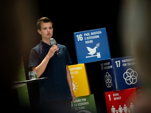 Simon Harder, in Vertretung des Klimabürgerrats betonte, dass sich alle Menschen fürs Klima einsetzen könnten: Wir haben gesehen, dass viele Menschen, auch aus Bereichen, aus denen man nicht gerechnet hätte, sich einsetzen. Der Partizipationsprozess zeigt darum auch, wie viel man gemeinsam erreichen kann. (Foto: LPA/Fabio Brucculeri)