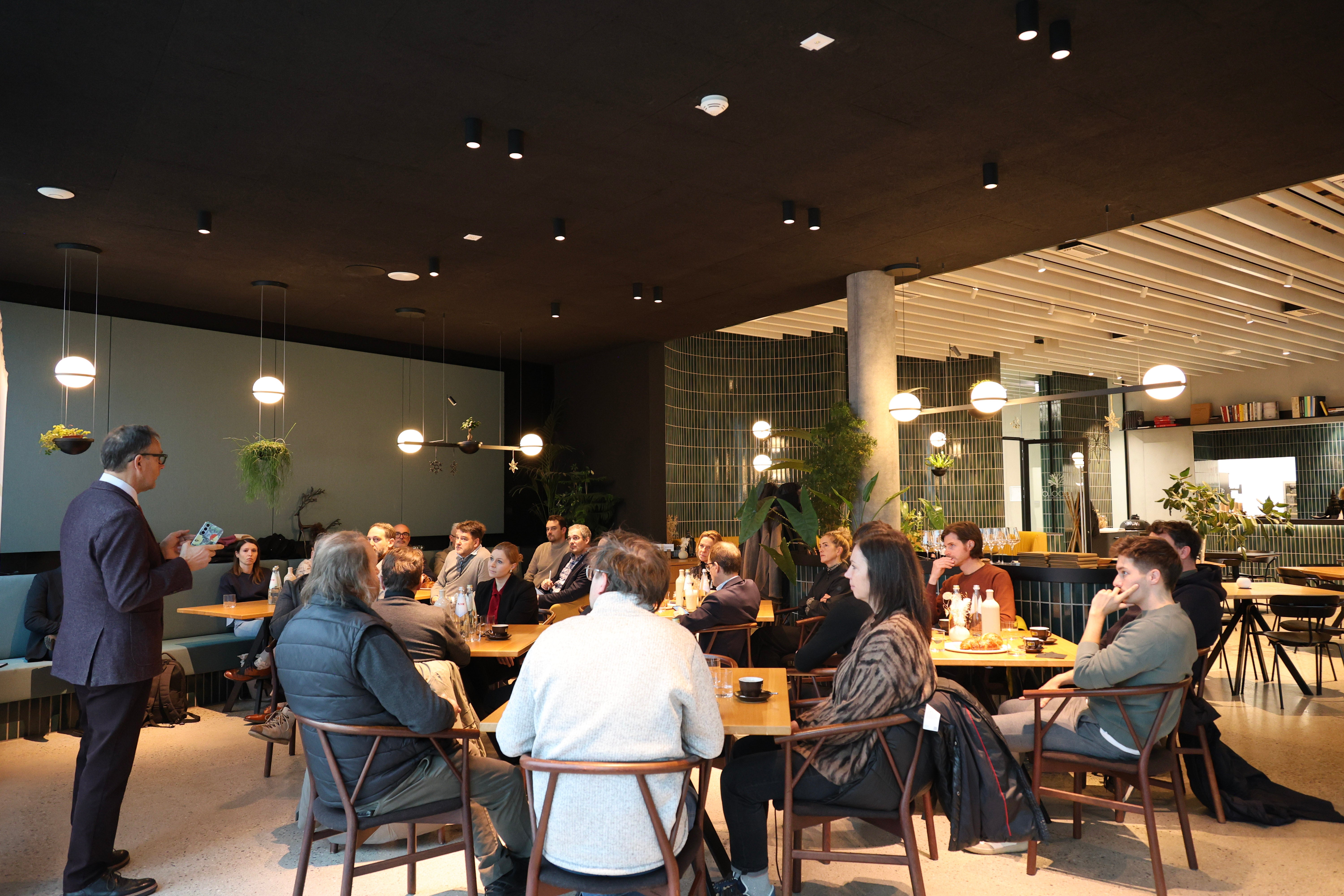 Al NOBIS di Brunico, gli imprenditori presenti hanno colto l'occasione per parlare con il direttore della Ripartizione provinciale Innovazione, Ricerca, Università e Musei. Franz Schöpf (in piedi). (Foto: USP/Julia Profanter)