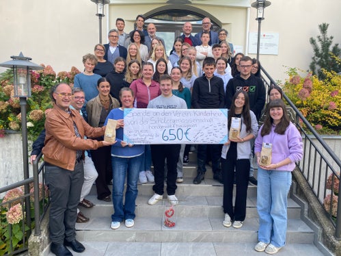 La cooperativa studentesca hondgmocht & hausgmocht della Scuola professionale di Tesimo dona parte del ricavato all'associazione Kinderherz Südtirol. (Foto: Scuola professionale per l'economia domestica e agroalimentare Tesimo)