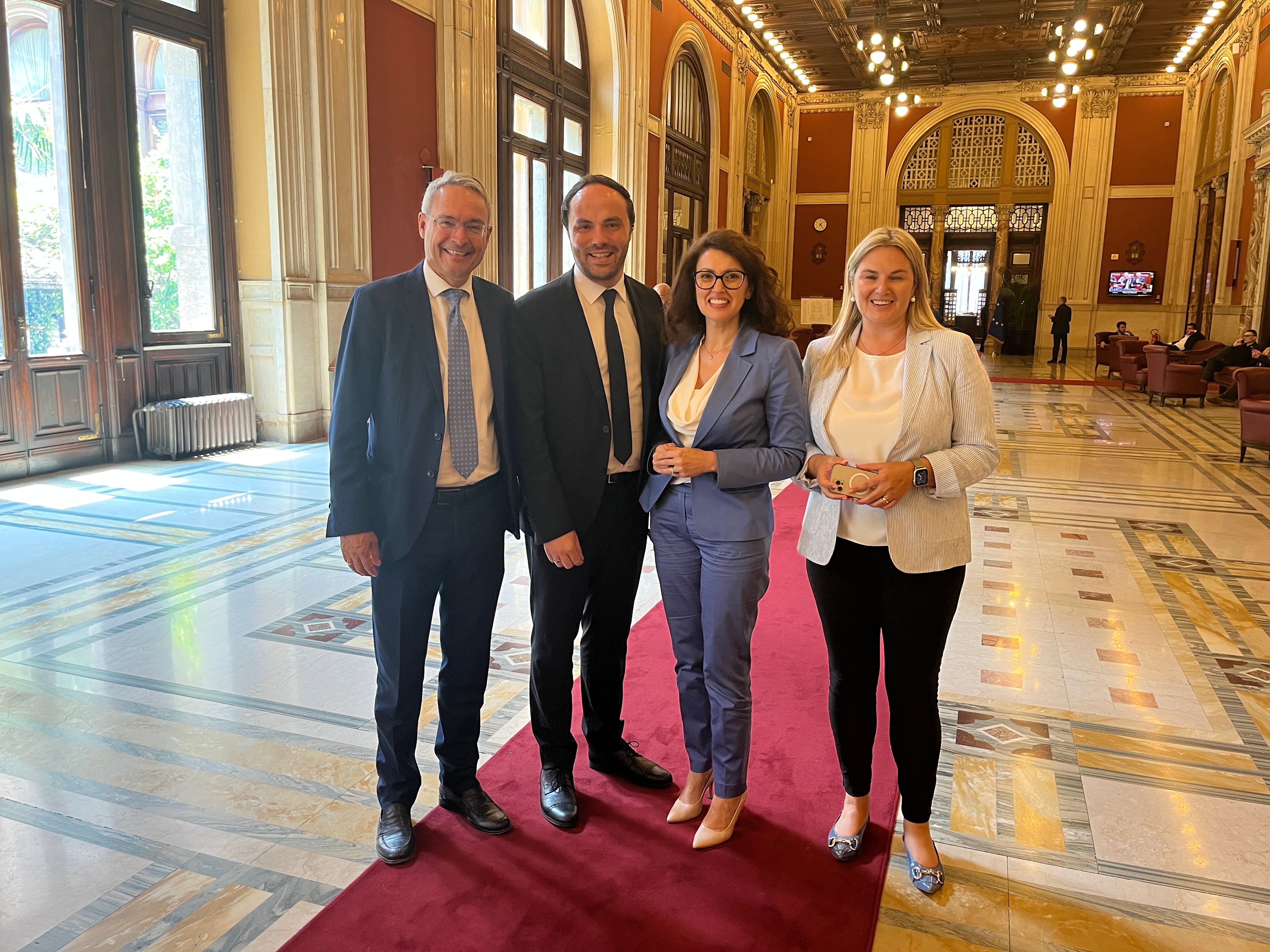 Ein Dekret mit Erleichterungen für den Dritten Sektor sicherte Vizeministerin Bellucci (3.v.l.) beim Treffen mit (v.l.) Landesrat Achammer (2.v.l.) und den Kammerabgeordneten Steger (l.) und Gebhard (r.) zu. (Foto: LPA/René Ploner) 