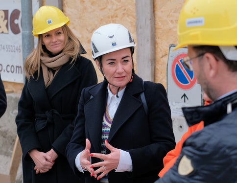 Mit der Möglichkeit des 'bezahlbaren Mietzinses' wollen wir Sozialwohnungen für Einzelpersonen und Familien öffnen, welche die Zulassungskriterien für den sozialen Wohnbau erfüllen, aber über ein – zu hohes – Einkommen verfügen, das sie von der Sozialmiete ausschließt, sagt Wohnlandesrätin Ulli Mair. (Foto: LPA/Lukas Forer)