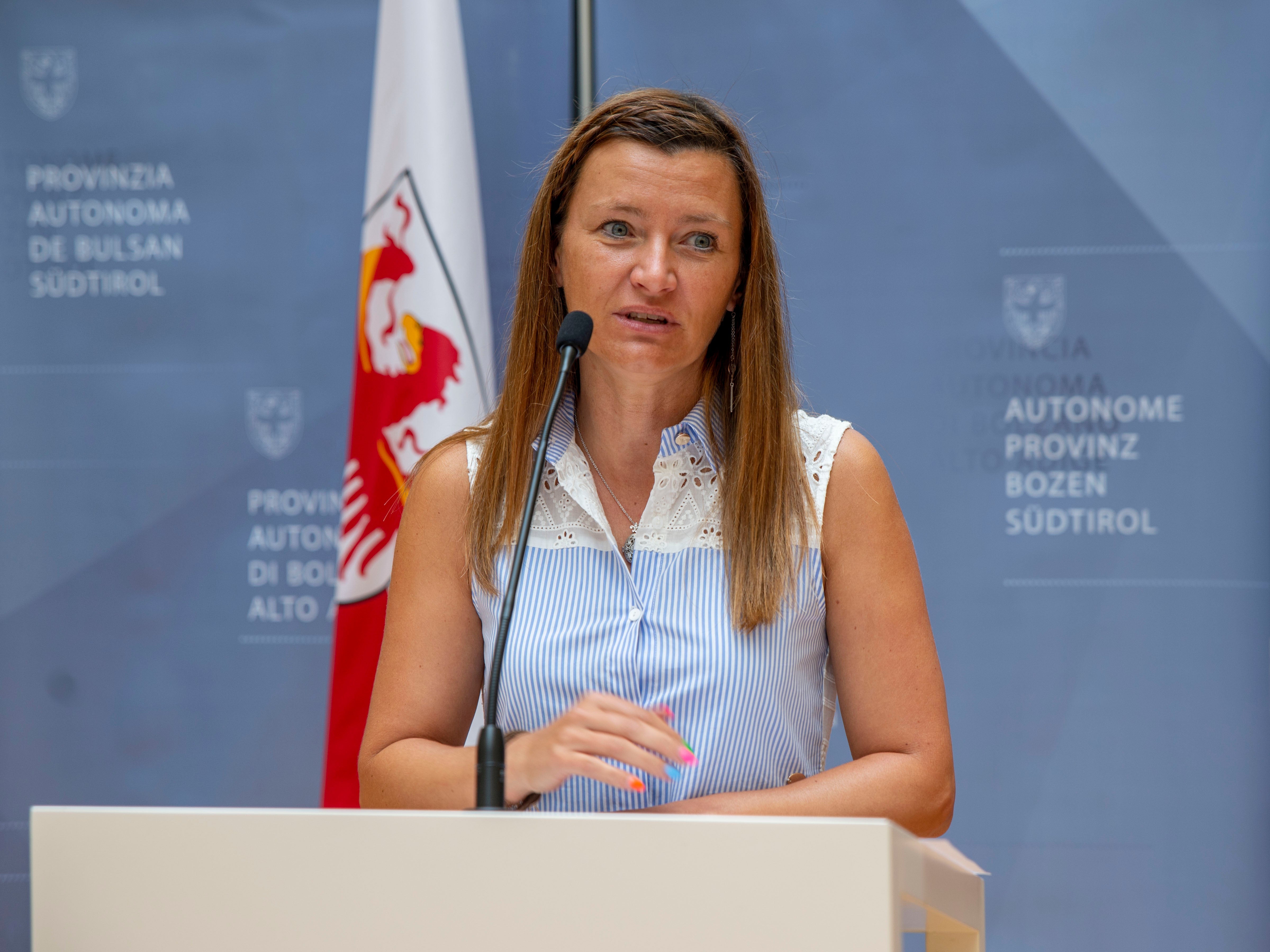 Sigrun Falkensteiner rivestirà anche nel prossimo quinquennio l'incarico di intendente della scuola in lingua tedesca e direttrice provinciale della scuole primarie e secondarie di primo e secondo grado per la scuola tedesca
(Foto: ASP/Barbara Franzelin)