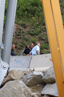 Landeshauptmann Arno Kompatscher (Bildmitte) und Bürgermeister Paul Niederbrunner bei der Baustellenbesichtigung bei der Rückhaltesperre aus Stahlbeton im Brunnbergbach direkt oberhalb von Mühlwald, links Vorarbeiter Hubert Brugger. (Foto: LPA/Maja Clara)
