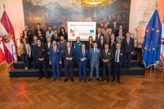Foto di gruppo per la cerimonia dell'Euregio in occasione della celebrazione dei 10 anni di attività dell'Euregio (Foto: Land Tirol / Sedlak) 