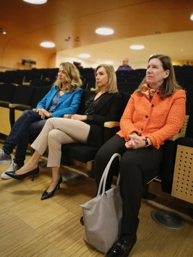 L’ispettrice scolastica Verena Mitterer e la dirigente Laura Cocciardi (da sinistra) hanno fornito alla console Susanne Welter un quadro completo delle attività didattiche della sezione internazionale tedesca del Pascoli (Foto: ASP/Luca Ciprari)