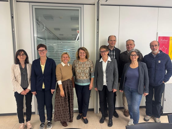 Mitglieder des Koordinierungstisches gegen Lebensmittelverschwendung rund um Landesrätin Rosmarie Pamer (4.v.l.) haben sich bei Gudrun Obersteiner (5.v.l.) und Peter Beigl (4.v.r.) über das Konzept für die Bestimmung des Lebensmittelaufkommens bei Gaststätten, Tourismus und Haushalten informiert. (Foto: LPA/Ressort Sozialer Zusammenhalt, Familie, Senioren, Genossenschaften und Ehrenamt) 