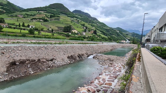 Die Wildbacharbeiter haben an die Uferschutzmauer am Eisack eine Pflasterung angeschlossen, im Bild auf der Höhe der Mila im Bozner Stadtteil Kampill. (Foto: LPA/Landesamt für Wildbach- und Lawinenverbauung Süd in der Agentur für Bevölkerungsschutz)