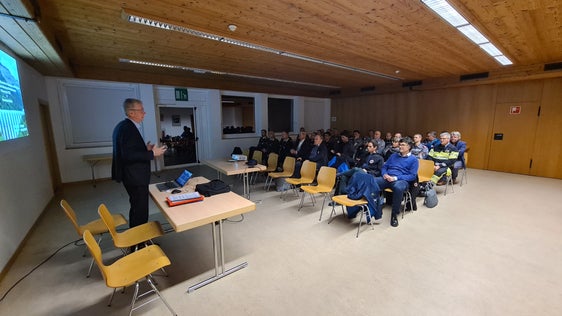 Il direttore tecnico di Alperia Greenpower, Andreas Bordonetti (in piedi) e il direttore dell'Ufficio Idrologia e dighe dell’Agenzia per la Protezione civile, Roberto Dinale (nella foto in prima fila, il primo da destra destra) hanno fornito informazioni su vari aspetti delle dighe presso la Sala comunale di Martello. (Foto: ASP/Ufficio Idrologia e dighe dell’Agenzia per la Protezione civile)


)