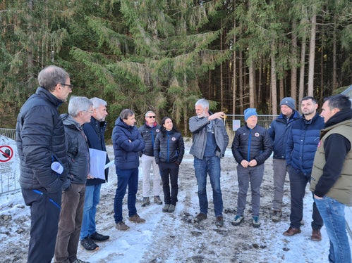 Un momento del sopralluogo a Falzes Pfalzen. Nella foto (da sinistra) il direttore dell'Agenzia per la Protezione civile Klaus Unterweger, il funzionario comunale Silvester Regele, l'assessore provinciale Arnold Schuler, il proprietario terriero Siegfried Gatterer, il direttore Sandro Gius, il tecnico Sabrina Horak, il tecnico Martin Moser, il direttore Fabio De Polo, il caposquadra Armin Oberarzbacher, il sindaco Roland Tinkhauser ed il funzionario comunale Hannes Hopfgartner (Foto: ASP/Agenzia per la protezione civile/Judith Weissensteiner)