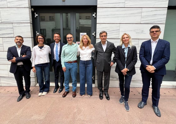 La Direzione Istruzione e Formazione italiana si è arricchita nell’ultimo anno di nuovi membri dello staff del sovrintendente. I nuovi ispettori sono Marco Fontana, Chiara Nocentini e Christian Rispoli. Nella foto gli ispettori scolastici con il sovrintendente scolastico Vincenzo Gullotta. In ordine (da sinistra a destra): Silvano Trolese, Patrizia Corrà, il sovrintendente Vincenzo Gullotta, Fabio Furciniti, Verena Mitterer, Marco Fontana, Chiara Nocentini, Christian Rispoli. (Foto: USP)
