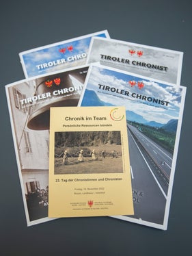 Südtirols Chronisten arbeiten eng mit den Kollegen in Nord- und Osttirol zusammen. Im Bild die vom Tiroler Bildungsforum herausgegebene Zeitschrift Tiroler Chronist, an der auch Südtirol mitarbeitet. (Foto: LPA/Fabio Brucculeri)
