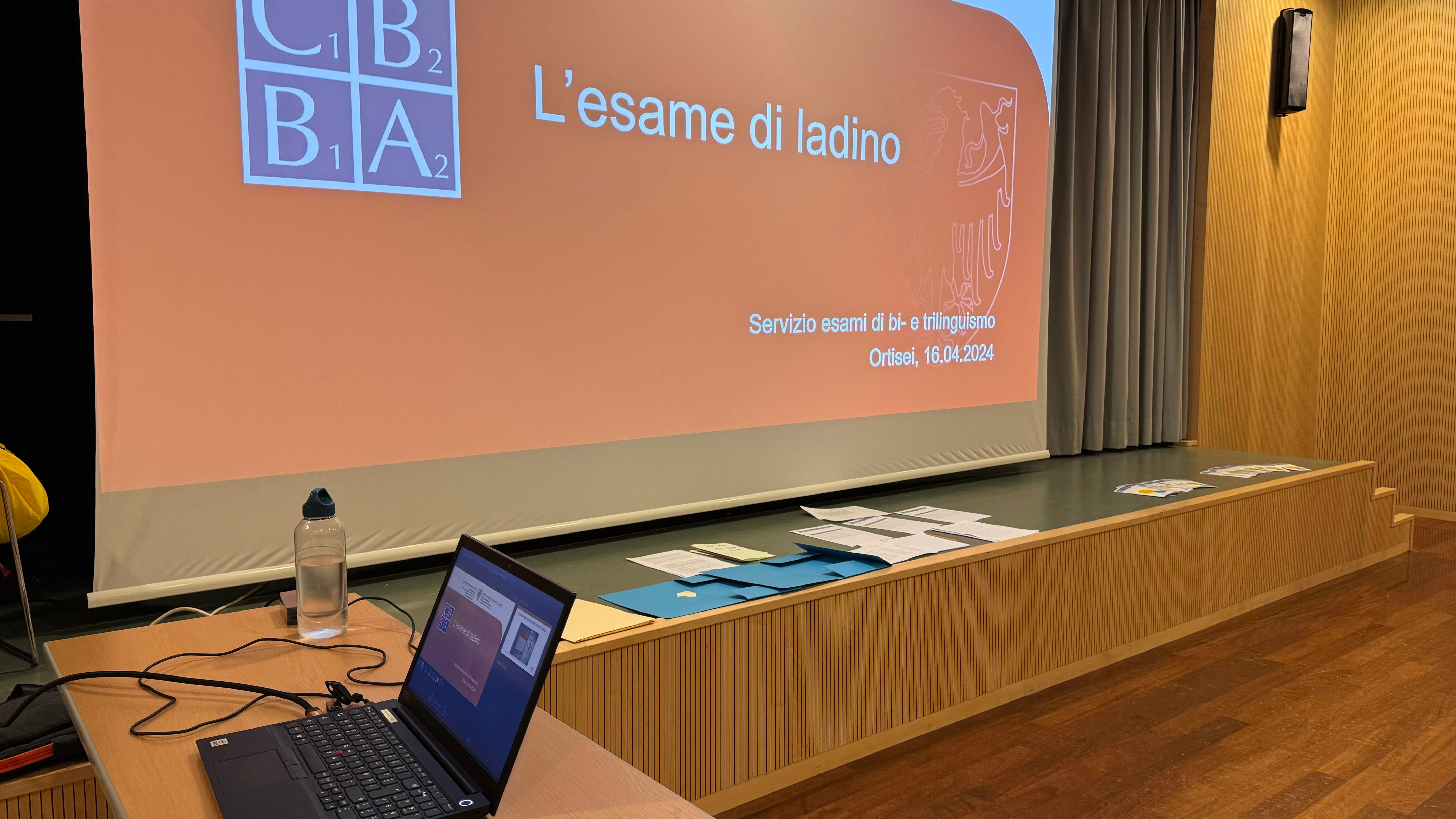 L’Intendënza scolastica ladina y l’Ufize provinzial por i ejams de bi- y trilinguism ti á pité a studënc y studëntes dles scores altes ladines la poscibilité da se arjigné ca al ejam de ladin. (Foto: USP/Claudia Rubatscher)