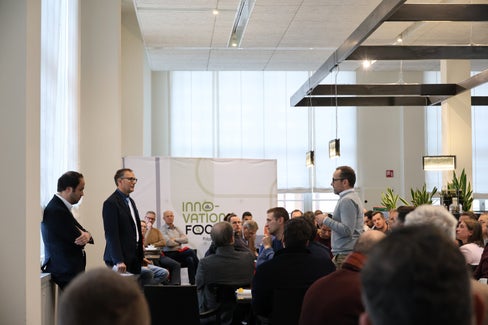 In Bozen fand am 3. Dezember das erste Innovationsfrühstück statt, bei dem Unternehmerinnen und Unternehmer sich über Möglichkeiten im eigenen Unternehmen Innovationen umzusetzen informierten. (Foto: LPA/Clara Masiero)