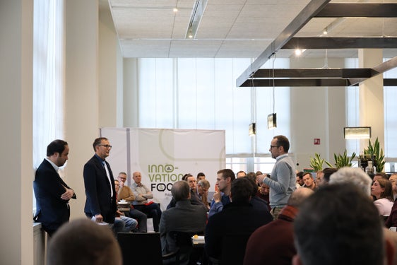 In Bozen fand am 3. Dezember das erste Innovationsfrühstück statt, bei dem Unternehmerinnen und Unternehmer sich über Möglichkeiten im eigenen Unternehmen Innovationen umzusetzen informierten. (Foto: LPA/Clara Masiero)