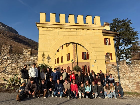 39 Schülerinnen und Schüler aus 16 Oberschulen des Landes haben am Angebot für die Begabungs- und Begabtenförderung der Pädagogischen Abteilung der Deutschen Bildungsdirektion teilgenommen. Im Bild die Teilnehmerinnen und Teilnehmer der "Talente Tage 2025" vor dem Eingang zur Fortbildungsakademie Schloss Rechtenthal in Tramin. (Foto: LPA/Deutsche Bildungsdirektion/Lorenz Platter)
