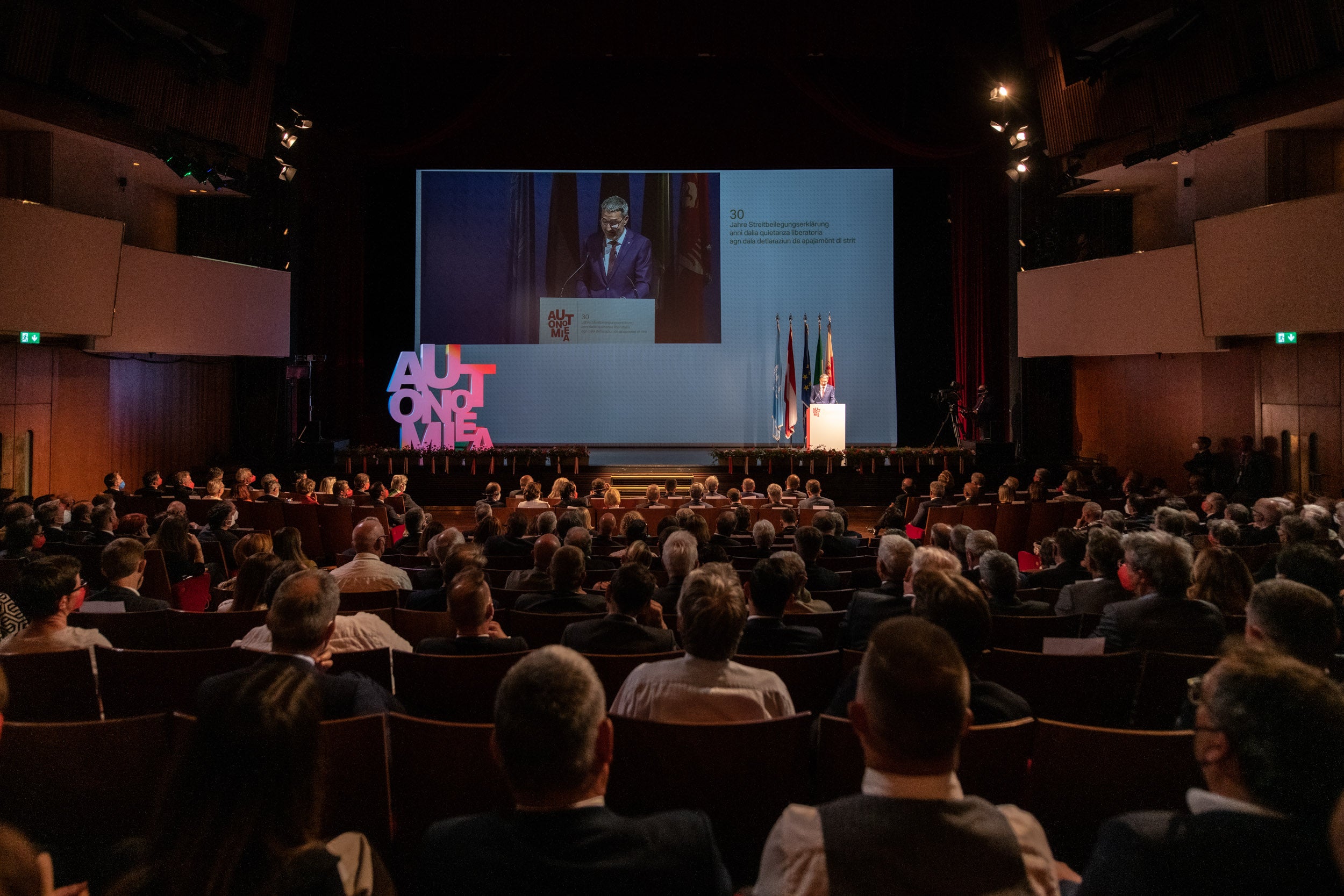Cerimonia affollata per i 30 anni della quietanza liberatoria al Teatro Comunale di Bolzano (Foto:ASP/Ivo Corrà)