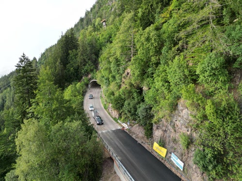 Die ersten Fahrzeuge rollen über den in den vergangenen Wochen gesicherten Abschnitt der Landesstraße nach Hafling. (Foto: LPA/g.news)