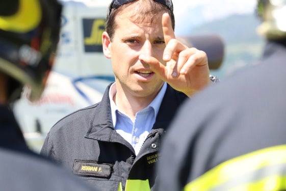 Was gilt es zu beachten: Berufsfeuerwehroffizier Felix Reggiani leitet den 11. Feuerwehrmannkurs, bei dem 13 Männer und eine Frau zu Berufsfeuerwehrleuten ausgebildet werden. (Foto: LPA/Maja Clara)