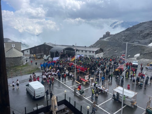 Nonostante il tempo avverso, domenica 6 luglio numerosi cittadini hanno partecipato alla cerimonia sul Passo dello Stelvio. (Foto: USP/Gnews)